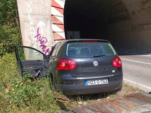 Teška nesreća kod Višegrada: Vozač Golfa poginuo nakon udara u zid tunela