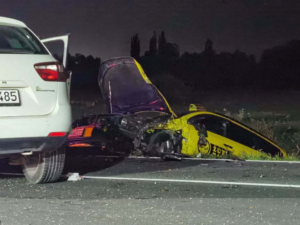 Teška nesreća na Ilidži: Zabio se u taxi vozilo, troje prevezeno na CUM