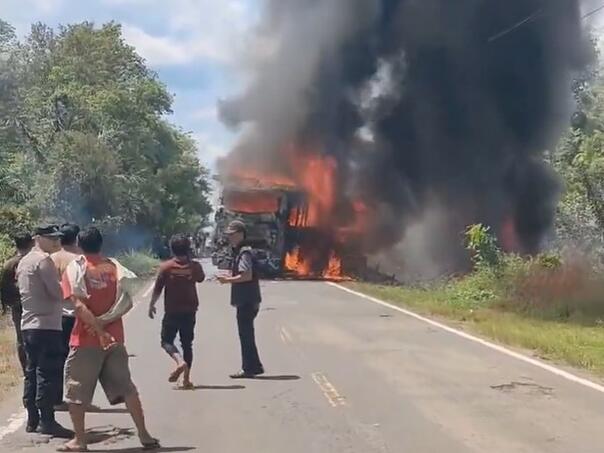 Teška nesreća u Indoneziji: Sudar autobusa i cisterne odnio 16 života