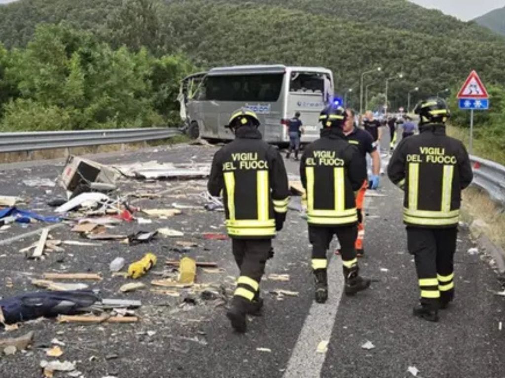 Teška nesreća u Italiji: U sudaru autobusa i kampera poginulo šest osoba