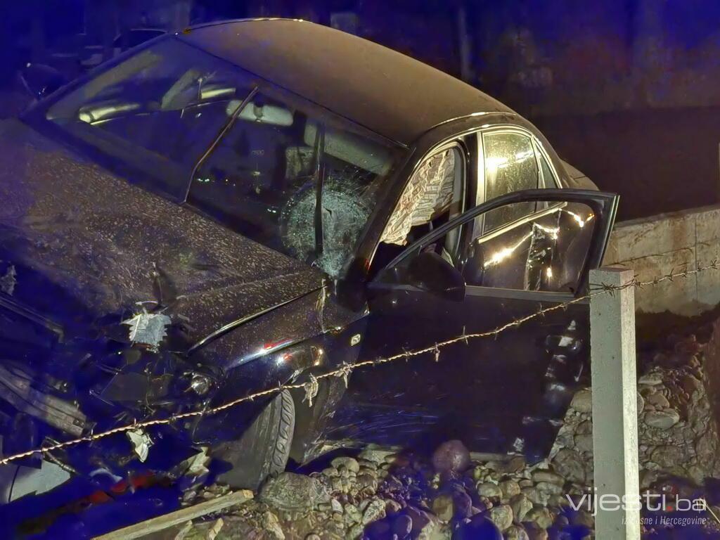 Teška nesreća u Mostaru: Automobil izletio s ceste, povrijeđeni prevezeni u bolnicu
