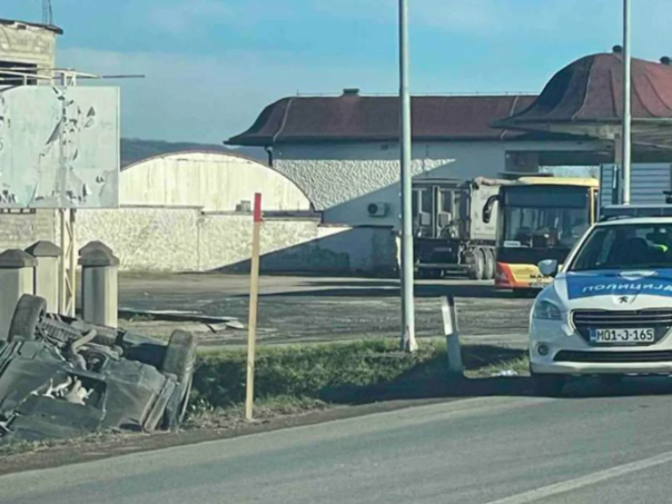 Teška nesreća u Prijedoru: Automobil završio na krovu