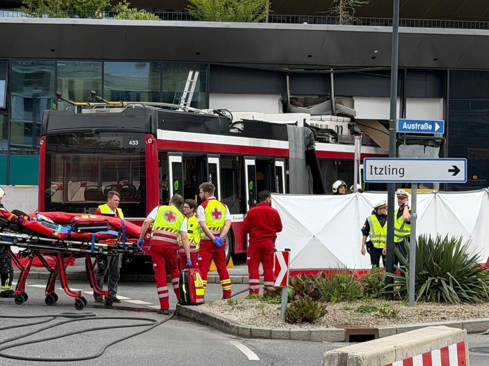Teška nesreća u Salzburgu: Trolejbus udario u supermarket, jedna osoba poginula