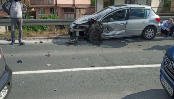 Teška nesreća u Sarajevu: U sudaru dva vozila povrijeđene tri osobe
