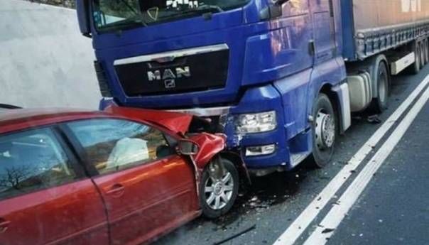 Teška nesreća u Vranduku: Vozač golfa teško povrijeđen u sudaru s kamionom