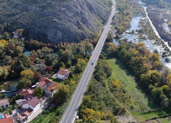Teška saobraćajna nesreća na M-17, poginula jedna osoba
