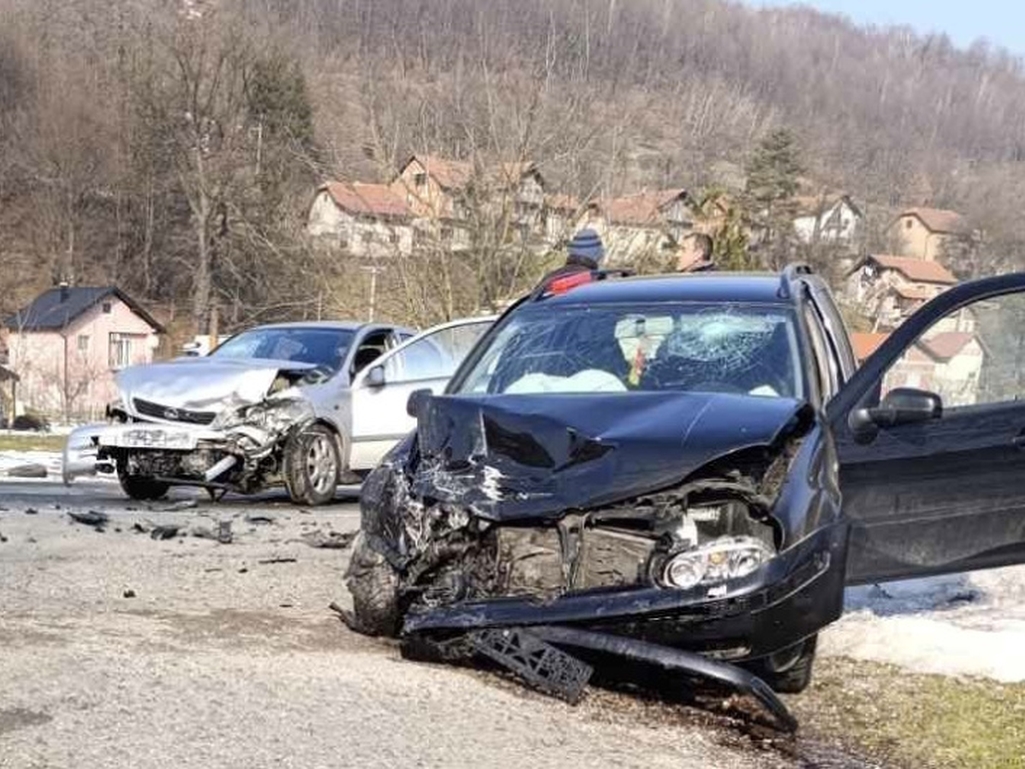 Teška saobraćajna nesreća na M-17, sudarila se dva automobila