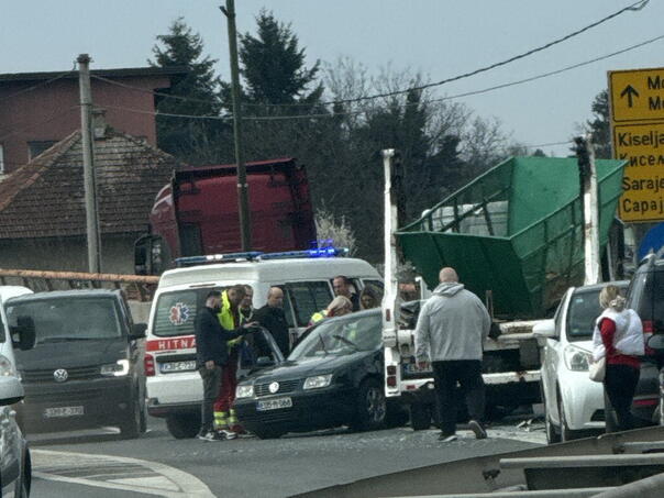 Teška saobraćajna nesreća na Mostarskom raskršću, saobraćaj usporen