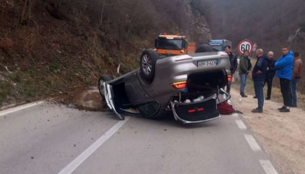 Teška saobraćajna nesreća u BiH: Automobil na krovu, jedna osoba povrijeđena