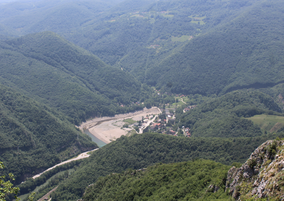 Teška saobraćajna nesreća u Srbiji: Poginuo mladić, četiri osobe povrijeđene