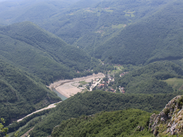 Teška saobraćajna nesreća u Srbiji: Poginuo mladić, četiri osobe povrijeđene