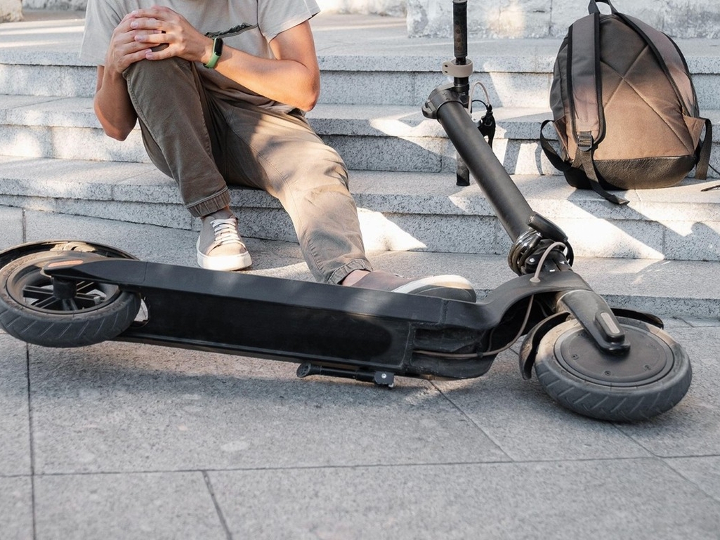 Teško povrijeđen muškarac prilikom pada sa električnog romobila, bio je pijan