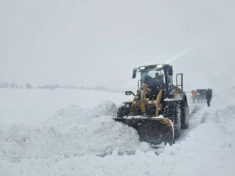 Teško stanje u Bosanskom Petrovcu, snijeg blokirao puteve