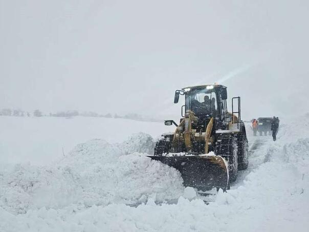 Teško stanje u Bosanskom Petrovcu, snijeg blokirao puteve