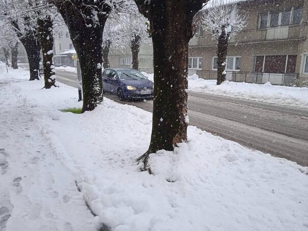 Teško stanje u USK sa strujom, otežan saobraćaj, rastu vodostaji