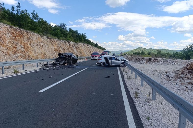 Težak sudar kod Stoca: Jedna osoba poginula, pet povrijeđeno