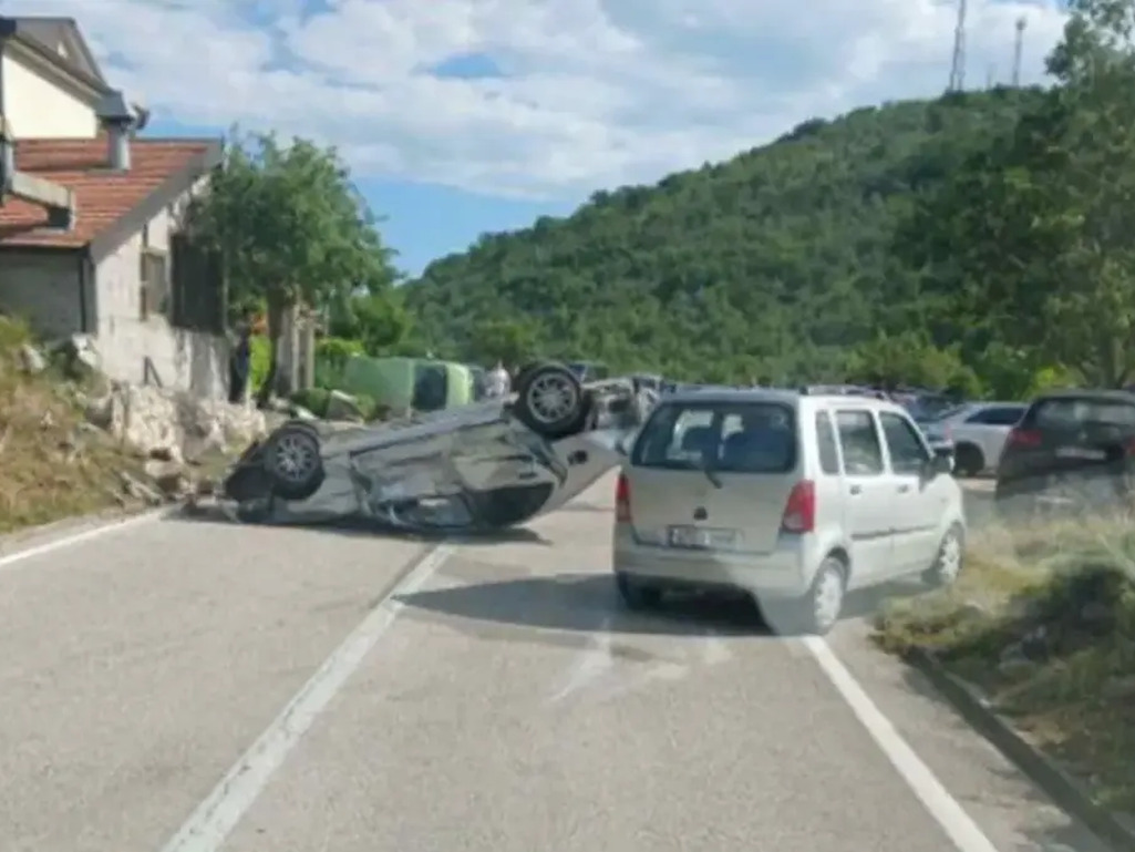 Težak sudar na putu Trebinje - Dubrovnik, automobil završio na krovu