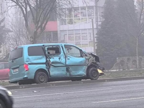 Težak sudar na Stupu: Kombi i kamion blokirali saobraćaj