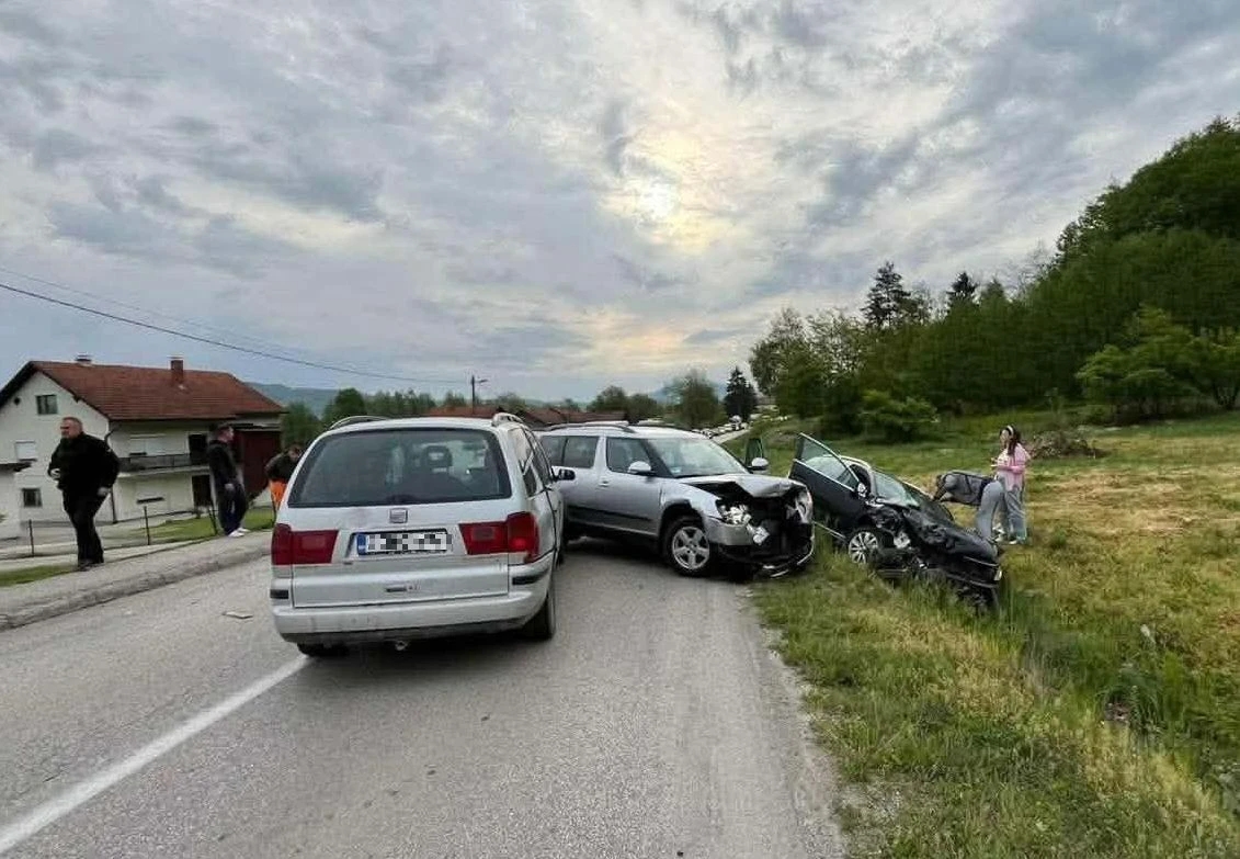 Težak sudar tri vozila na M-17, obustavljen saobraćaj