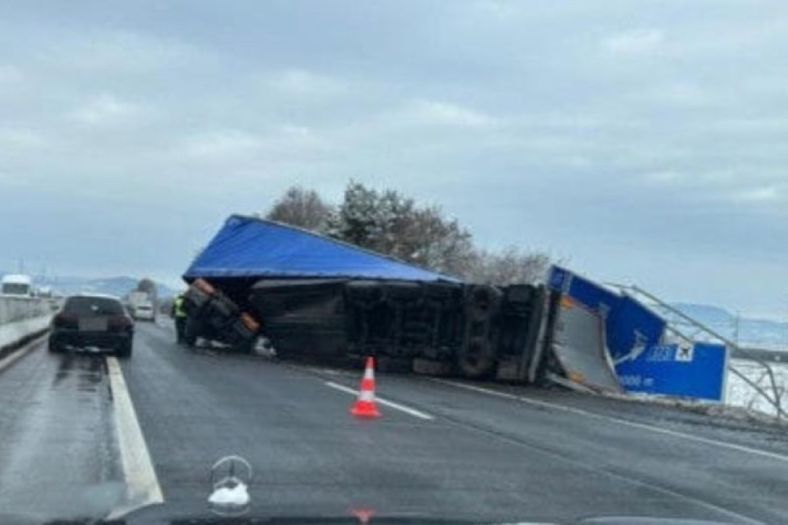 Težak sudar u Austriji: Prevrnuo se kamion vozača iz BiH