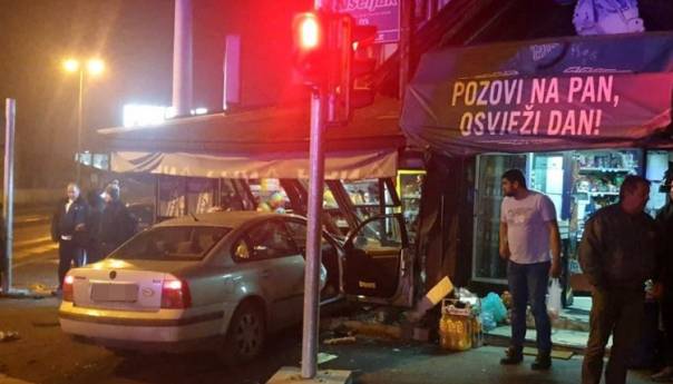 Težak sudar u Tuzli: Jedno vozilo uletjelo u trgovinu, ima povrijeđenih