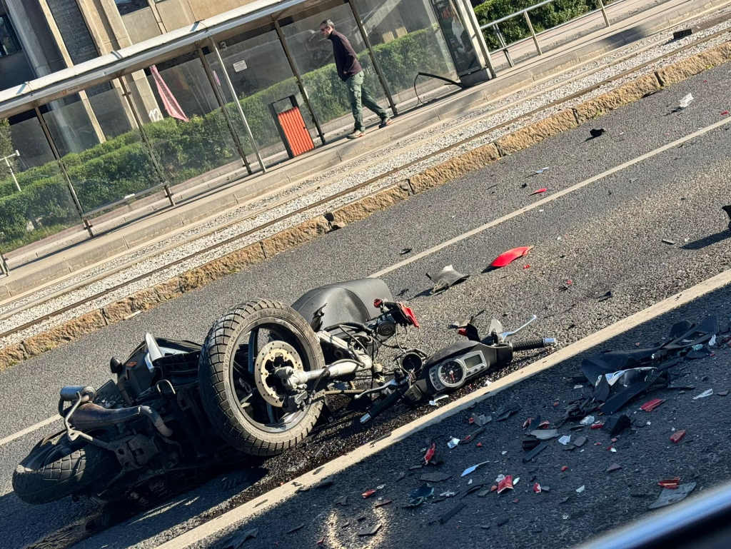 Težak udes kod RTV doma: Motociklista povrijeđen, dijelovi vozila rasuti po cesti