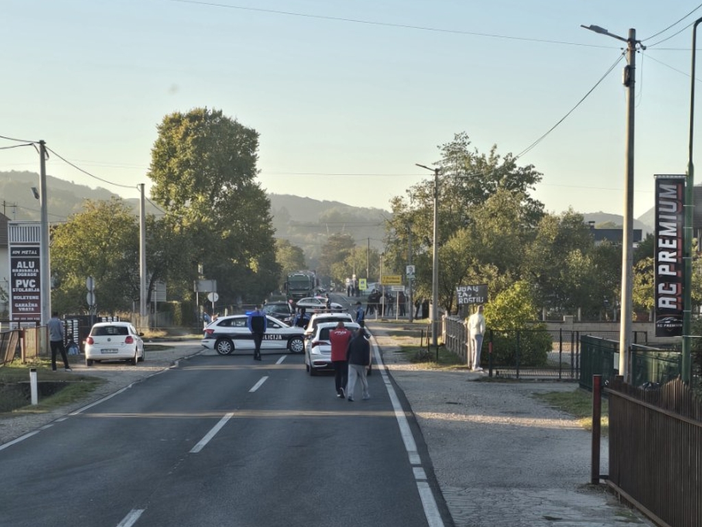 Težak udes kod Živinica: Poginuo pješak, saobraćaj potpuno obustavljen