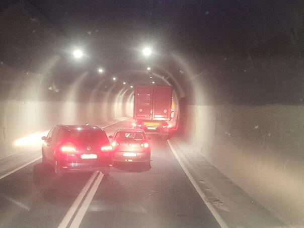 Težak udes u tunelu Vranduk: Jedna osoba poginula, saobraćaj obustavljen