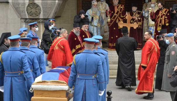 Tijelo patrijarha u crkvi, građani ljube kovčeg i krst i pored upozorenja