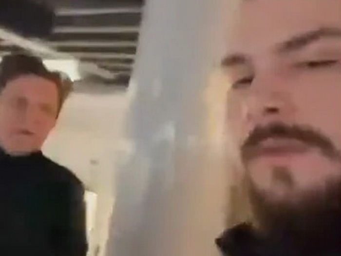 Tiktoker razbjesnio Bjelogrlića u kafiću, glumac mu izbio telefon iz ruke