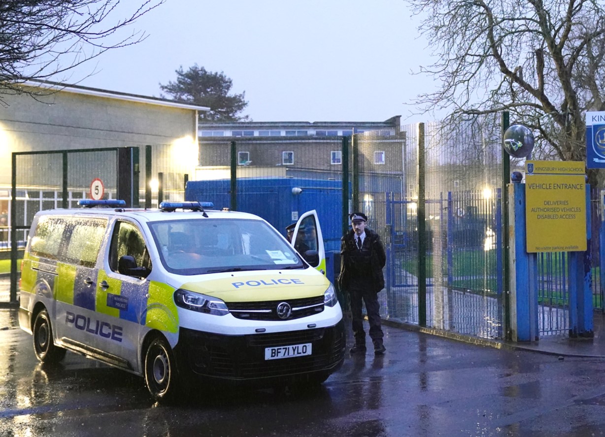 Tinejdžer u Londonu suočen s teškom optužbom: Izbo školske kolege?