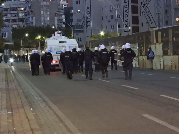 Tirana gori: Oklopna vozila na ulicama, 58 osoba danas pred sudom