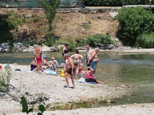 Toplotni val izmamio Mostarce na lokalna kupališta