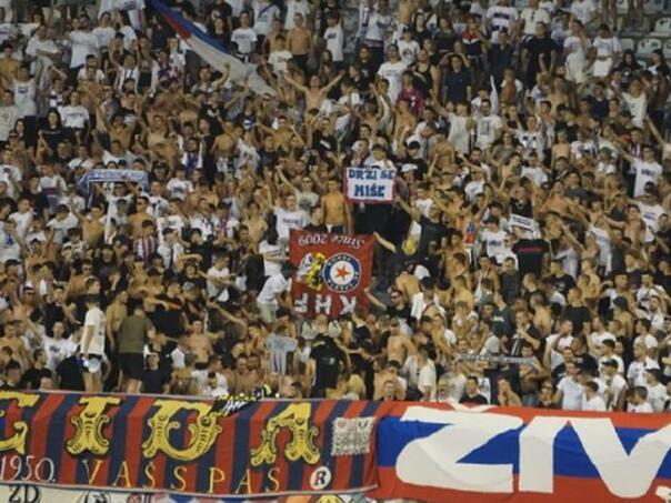 Torcida zapalila transparent fanova zločinca uz "Ratko Mladić, auf Wiedersehen"