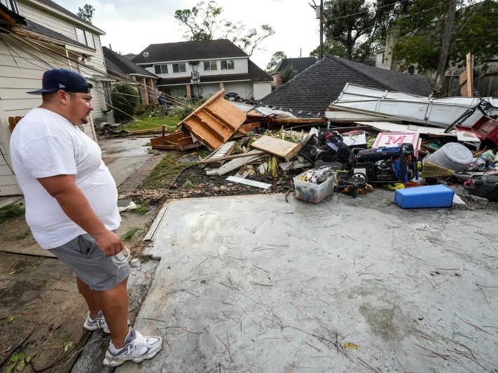 Tornado oštetio više od stotinu kuća kod Houstona