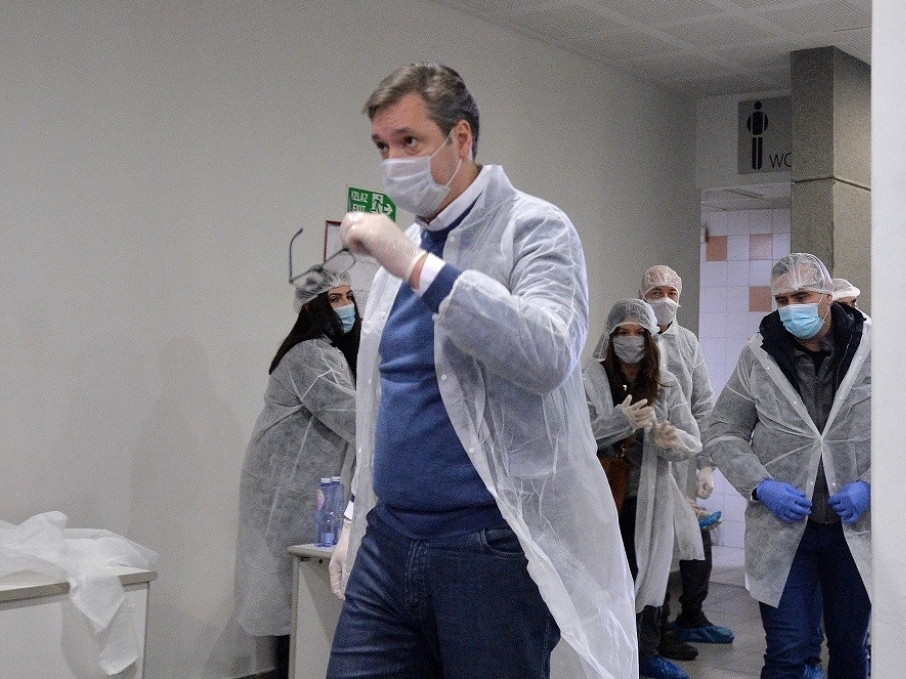 Totalni urnebes: Nakon letećih auta, Vučić najavio i vakcine protiv raka