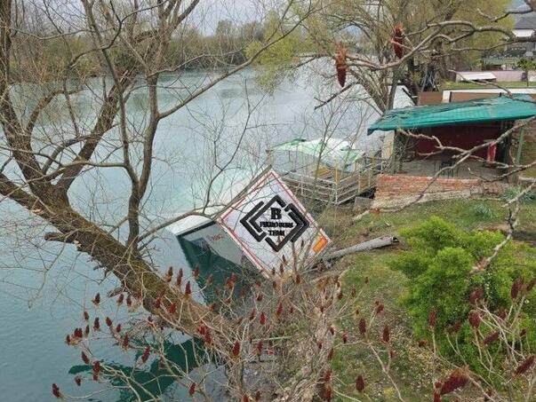 Tragedija kod Bihaća: Kamion sletio u Unu, vozač poginuo