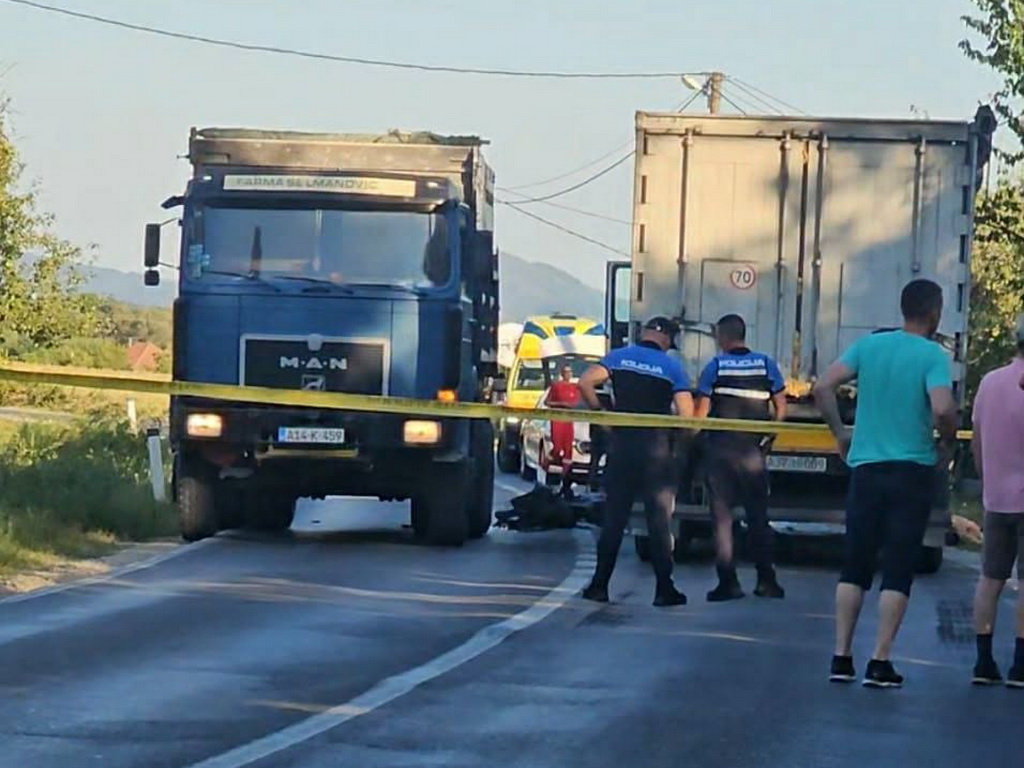 Tragedija kod Kalesije: Motociklista podletio pod kamion i poginuo