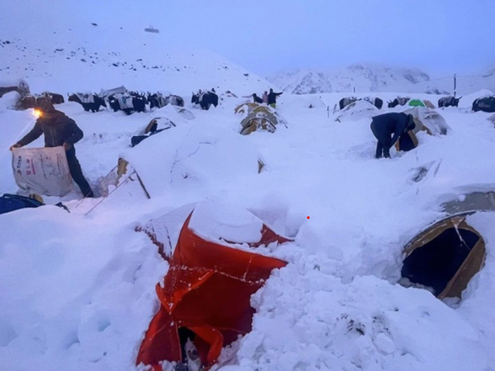 Tragedija na Himalajima: Jedan planinar smrtno stradao, stotine zarobljenih u mećavi