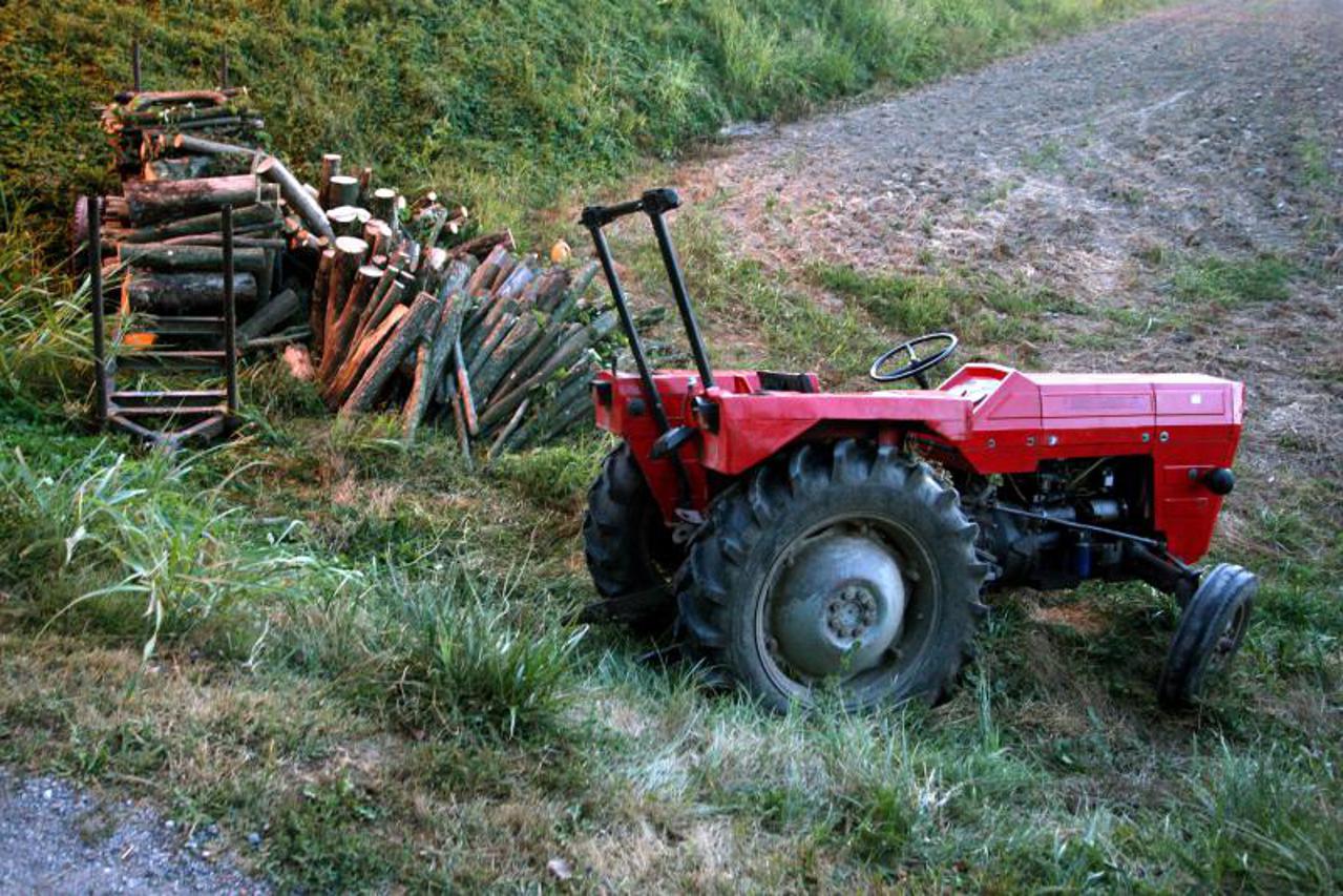 Tragedija na Risovcu: Nakon prevrtanja traktora poginuo radnik