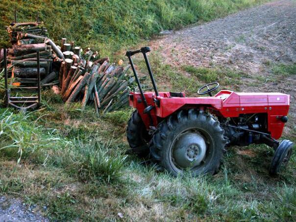 Tragedija na Risovcu: Nakon prevrtanja traktora poginuo radnik