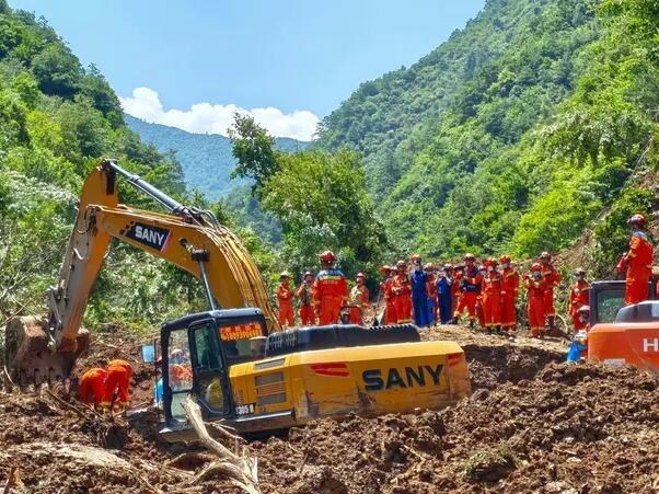 Tragedija u Kini: Klizište usmrtilo pet osoba, spasioci tragaju za zatrpanima