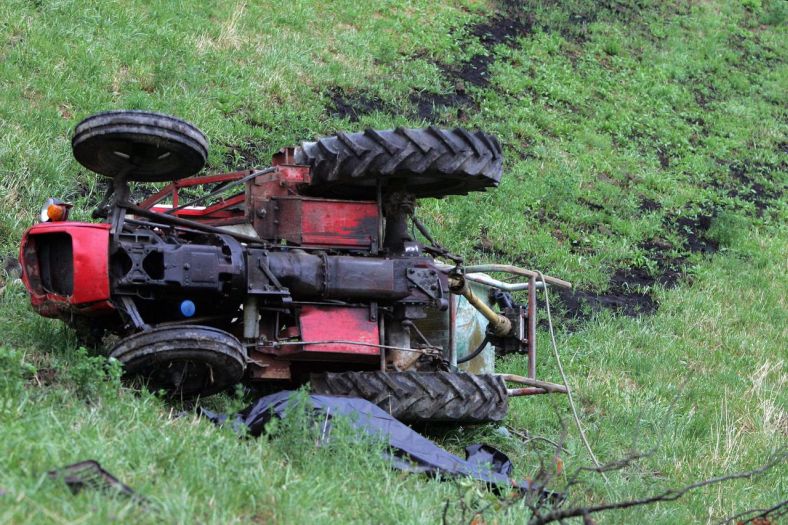 Tragedija u Kozarcu: Prijedorčanin preminuo u bolnici nakon prevrtanja traktora