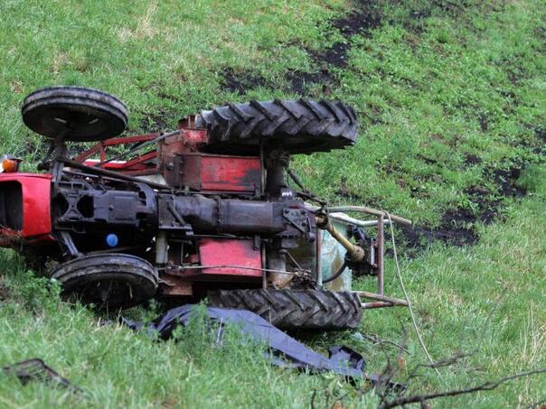 Tragedija u Kozarcu: Prijedorčanin preminuo u bolnici nakon prevrtanja traktora