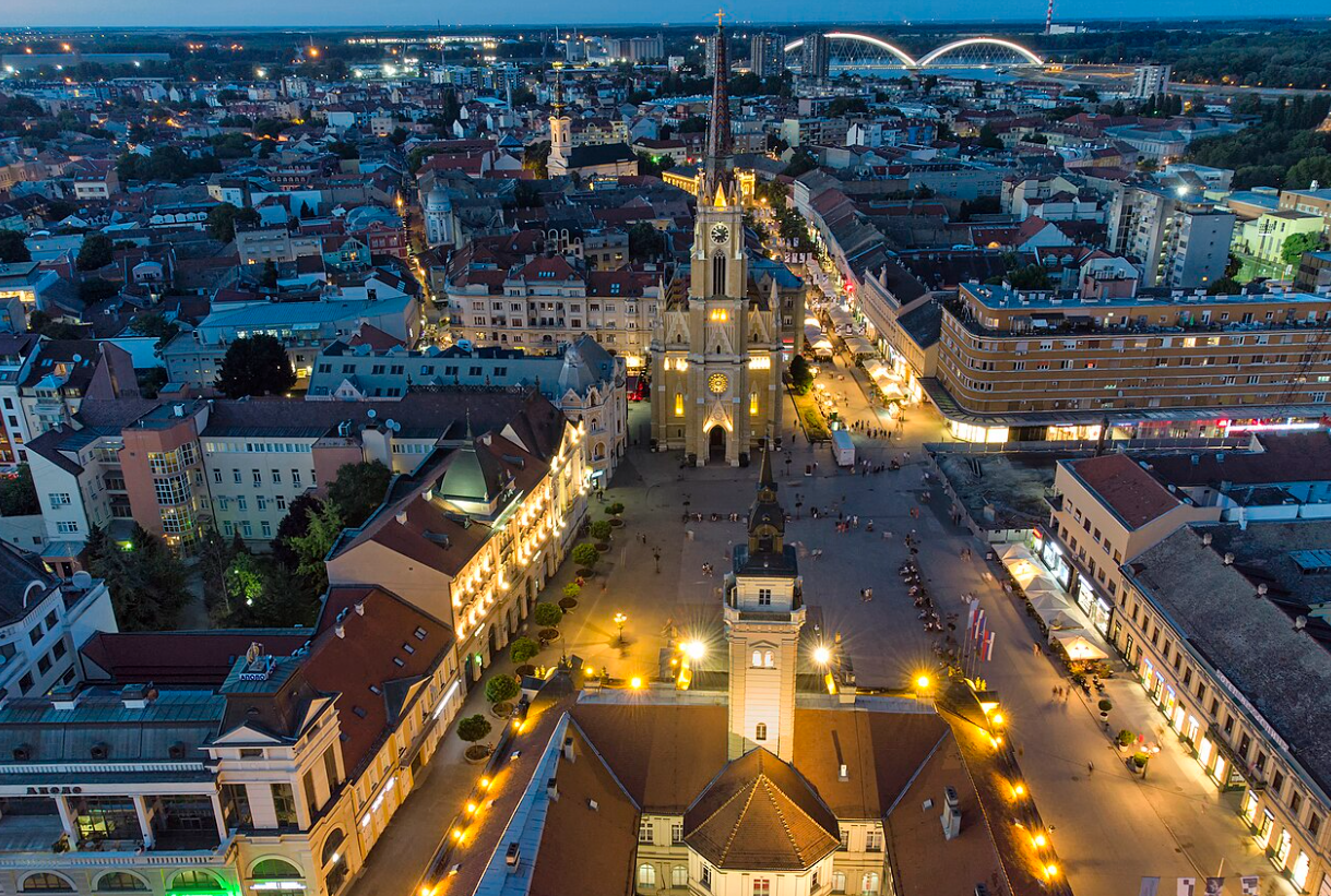 Tragična nesreća u Novom Sadu: 16-godišnjakinja pala sa zgrade