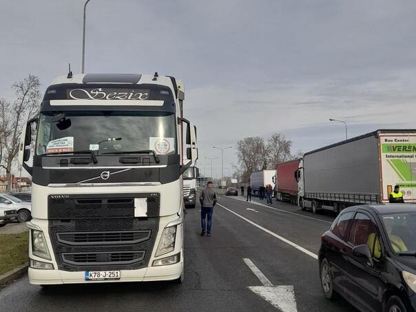Transport iz BiH blokiran: Jutros vraćeno 100 kamiona, 2.000 tona robe zarobljeno