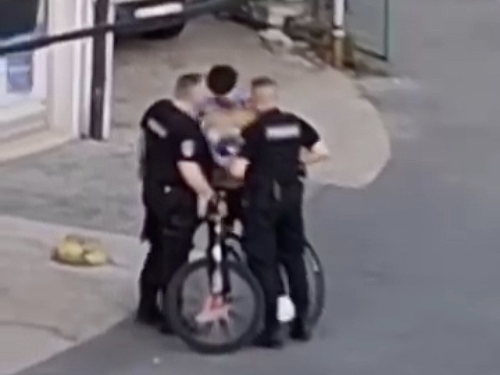 Traži se suspenzija policajaca iz Tuzle zbog šamaranja dječaka