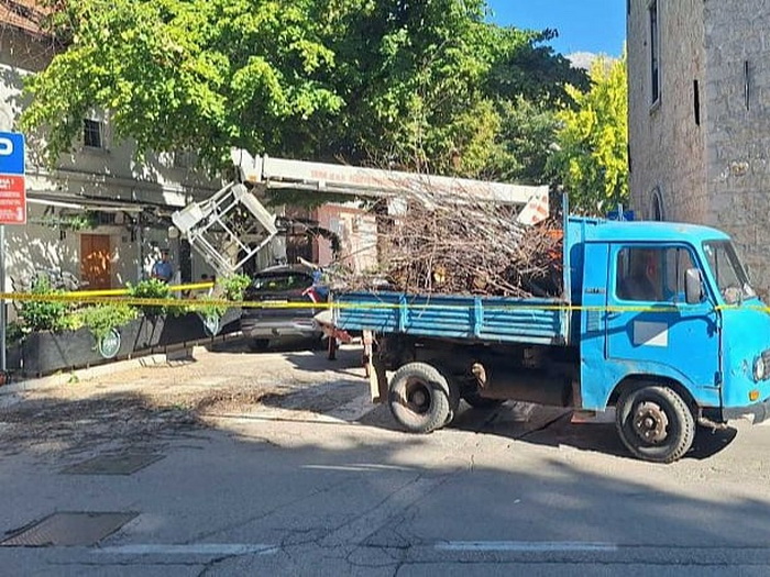 Trebinje: Dva muškarca povrijeđena prilikom pada iz korpe na dizalici