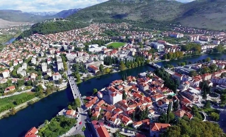 Trebinje: Muškarac tukao djevojku i polomio joj dva pršljena