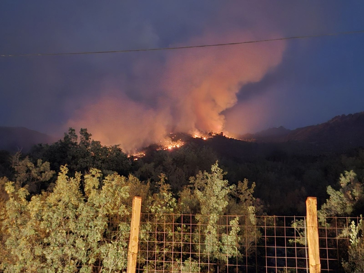 Trebinje: Pod kontrolom požar u blizini asfaltne baze
